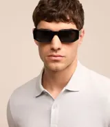 Remera polo de hombre, corte slim, color gris claro, confeccionada en tejido de media malla acanalada de algodón.