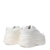 Championes Puma Karmen x color marfil con detalles dorados y plataforma.