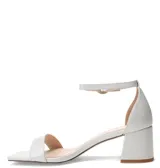 Sandalias de tacón Miss Carol modelo Claraz, color nude, con tira delgada sobre los dedos, pulsera al tobillo con hebilla y taco cuadrado.