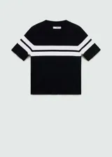 Remera de tejido de punto fino color negro con rayas horizontales blancas, cuello redondo y mangas cortas.
