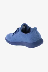 Zapatillas blancas de lana merino, diseño minimalista y atemporal, sin género y para todas las edades. Capellada y forro de lana merino, suela de EVA.