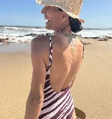 Bañador enterizo con estampado animal print de cebra en color violeta y blanco. Escote en V, espalda abierta y tirantes finos regulables.