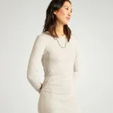 Vestido midi de punto color beige, con mangas largas y corte ajustado.