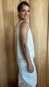 Musculosa blanca con cuello en V y costuras a contratono.