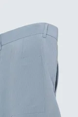 Bermuda de hombre color celeste claro, de corte regular fit, con textura arrugada y bolsillos frontales y traseros de plastrón.