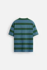 Camiseta relaxed fit de algodón con rayas horizontales en verde y celeste, cuello redondo y manga corta.