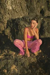 Pantalón de tul con estampado en zigzag en tonos violetas y rosas, con elástico en la cintura.
