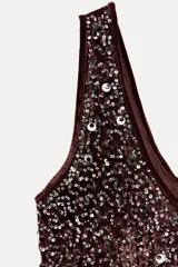 Vestido corto de terciopelo color marrón oscuro con escote redondo, tirantes anchos y detalle de abalorios plateados.