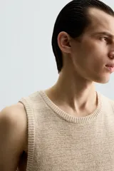 Musculosa de punto color beige con degradado marrón en la parte inferior, cuello redondo y sisas con terminación en rib.