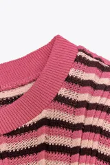 Camiseta de punto con rayas horizontales en tonos rosa, marrón y beige. Tiene cuello redondo con ribete y mangas cortas con volantes en los extremos.