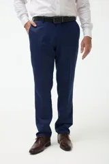 Ambo azul marino de corte clásico, compuesto por saco de dos botones con solapa de muesca, bolsillo de pecho y dos bolsillos delanteros con solapa, y pantalón de vestir con pinzas y bolsillos laterales y traseros.