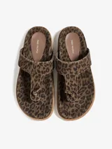 Sandalia tipo ojota de cuero negro con diseño de tira central con nudo y base de corcho.