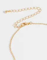 Set de dos collares dorados: uno de cadena con mostacillas rojas y otro de perlas con cierre marinero y dijes de vaquita de San Antonio, cerezas y perla.