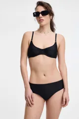 Top de bikini con textura color verde agua, con breteles regulables y aro.