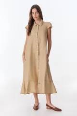Vestido camisero midi color beige, de lino, con cuello camisero, manga corta, abotonado al frente y bolsillos laterales.