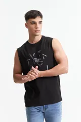 Musculosa negra de algodón con corte oversize, cuello redondo y estampado con la frase "Focus on yourself" y elementos gráficos.