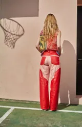 Pantalón de cuero genuino ovino a dos colores, rosa pálido y rojo, con corte recto y bolsillos laterales. Hecho a mano en Uruguay.