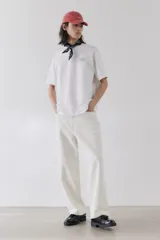 Remera blanca de algodón con cuello redondo y estampado de texto en el pecho.