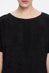 Vestido midi con bloques de color: negro en la parte superior, marrón en el centro y beige con estampado de cachemir en la parte inferior. Tiene escote redondo y mangas cortas.