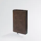 Billetera marrón de cuero PU con tarjetero de aluminio con tecnología RFID blocking. Cierre magnético, espacio para 6 tarjetas en el tarjetero de aluminio, 2 tarjetas adicionales en el interior, espacio con ventana transparente para cédula de identidad, espacio interno para 6 billetes y bolsillo monedero exterior con cierre.