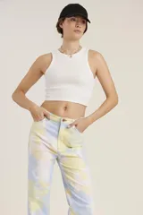 Remera musculosa negra de algodón.