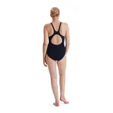 Malla enteriza deportiva Speedo Hyperboom Placement, color negro con estampado geométrico en tonos de azul en la parte superior.