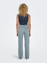 Chaleco de denim azul con cuello en V, cierre frontal con botones metálicos y corte ajustado.