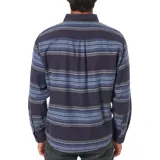 Camisa de franela a rayas horizontales en tonos azul, gris y marrón, con cuello clásico, manga larga, cierre frontal con botones y dos bolsillos con solapa abotonada en el pecho.