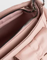 Bandolera rosa claro de cuerina con manija superior y cierre principal. Presenta doble bolsillo frontal y bolsillos laterales, todos con broche lazo con botón para cerrado.