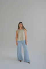 Musculosa color dorado con lurex, de corte holgado y sin mangas.