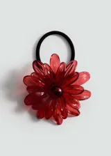 Accesorio para el pelo con diseño de flor roja de acrílico y goma elástica negra.