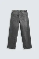 Pantalón de jean gris oscuro, corte amplio, con cinco bolsillos, efecto lavado y cierre frontal con cremallera y botón.