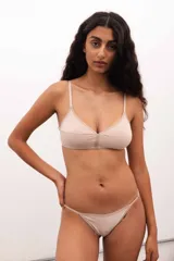 Soutien de copa soft sin aro, color beige claro, con tirantes finos ajustables y detalle de frunce central.