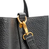 Cartera tipo tote de cuero sintético color negro, con doble asa corta y correa larga regulable y desmontable. Tiene acceso abierto, dos compartimentos y un bolsillo interno con cierre.