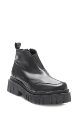 Bota de cuero negro con plataforma gruesa y detalles de elástico en los laterales.