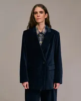 Blazer azul con finas rayas verticales, de corte cruzado con un botón, hombreras y bolsillos con solapa.