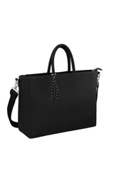 Cartera Las Oreiro color marrón, con doble asa superior y correa de hombro ajustable y extraíble. Incluye un llavero decorativo de cuerda trenzada.