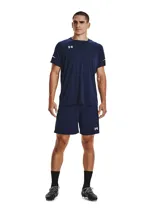 Remera deportiva de manga corta, color azul marino, con cuello redondo y logo Under Armour en blanco en el pecho. Presenta detalles reflectantes en las mangas.