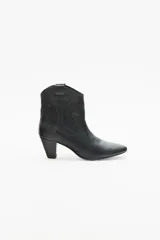 Bota corta negra de cuero con taco medio y recortes grabados.