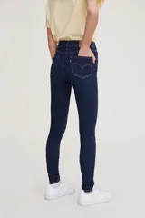 Jeans de tiro alto Levi's 720 High Rise Super Skinny de calce ajustado en cadera y muslos, pierna súper ajustada y confeccionados con denim stretch.