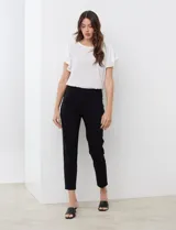 Pantalón de gabardina elastizada color azul marino, marca Ruby Rd. Tiro alto, corte recto, largo al tobillo, pretina ancha, bolsillos delanteros simulados y bolsillos traseros aplicados.