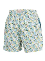 Short de baño celeste con estampado de caballitos de mar rosados. Tiene cintura elástica con cordón ajustable, bolsillos laterales y traseros.