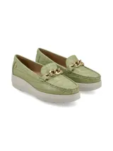 Mocasín de cuero charol negro con plataforma blanca y detalle de hebilla metálica plateada en el empeine.