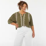 Blusa color verde oliva con bordados blancos en el frente y en el cuello, mangas 3/4 abullonadas y cierre frontal con botones.