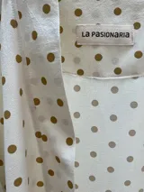 Kimono largo color crudo con estampado de lunares marrones, con mangas 3/4 y bolsillos laterales.