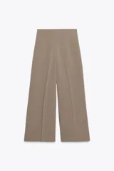 Pantalón culotte negro de tiro alto y pierna ancha, con cierre lateral con cremallera oculta en costura. Marca Zara Woman Collection.