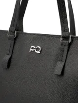 Cartera shopper rígida negra, con logo metálico y bolsillo interno, diseño elegante y atemporal.
