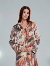Blusa estampada con cuello camisero y lazo en el escote, de manga larga acampanada.