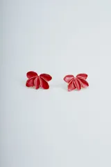 Par de aros con forma de flor color rojo con borde dorado.