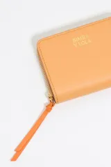 Monedero Bimba y Lola color naranja con textura granulada, logo dorado estampado, cierre de cremallera dorada y tarjetero interior.
